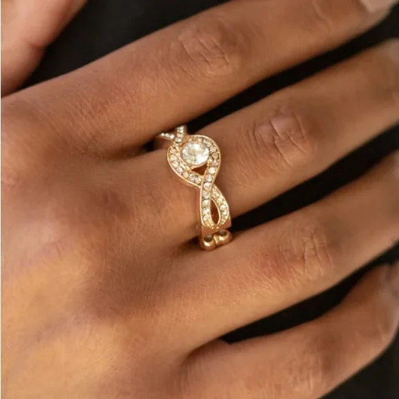 Paparazzi Glam of Thrones Gold Ring - Picture 1 of 2